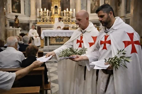 Consegna dei rami d'ulivo ai fedeli durante la celebrazione