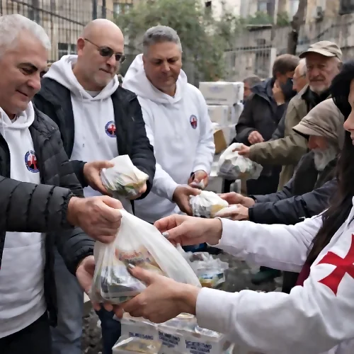 Volontari distribuiscono generi alimentari alle persone in difficoltà